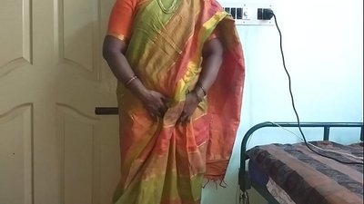 Indiese begeerte om haar natuurlike tiete aan die huiseienaar te wys