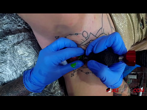 ❤️ Uiters getatoeëerde hottie Sully Savage het 'n tatoeëermerk op haar klitoris gekry ❤️❌ Superpornografie by ons af.porn-milf-300.ru ☑